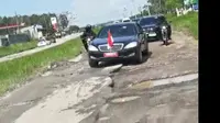 Kumpulan Potret Mobil Presiden Jokowi Kewalahan Melewati Jalanan Rusak di Lampung