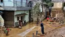 Petugas juga mengerahkan beberapa unit truk untuk mengangkut sampah sisa banjir. (Liputan6.com/Angga Yuniar)