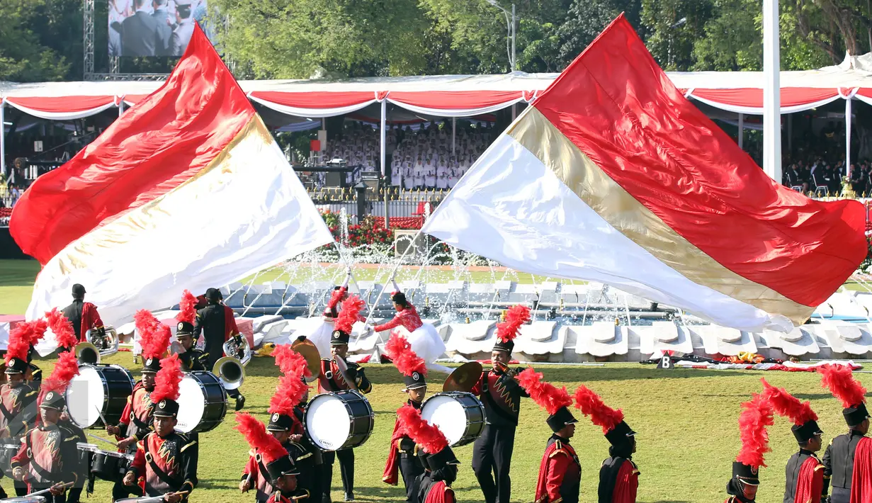 Berbagai atraksi ditampilkan saat upacara Peringatan Hari Kemerdekaan ke-71 RI di Istana Merdeka, Jakarta, Rabu (17/8). HUT Kemerdekaan RI tahun ini mengangkat tema Indonesia Kerja Nyata. (Liputan6.com/Faizal Fanani)