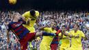 Pemain Barcelona Jeremy Mathieu (kiri) berebut bola dengan para pemain Villarreal  pada lanjutan La Liga Spanyol di Stadion Camp Nou, Barcelona, Spanyol, MInggu (8/11/2015). (REUTERS/Albert Gea)