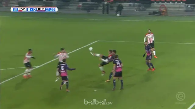 Luuk de Jong dan Steven Bergwijn berhasil mencetak gol brilian kala pimpinan klasemen sementara Eredivisie, PSV Eindhoven menghaja...