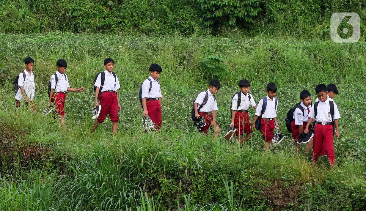 Sebelumnya, para pelajar juga harus menempuh perjalanan yang cukup jauh dari tempat tinggal mereka untuk menuju sekolah-sekolah , seperti SD Negeri 4 Petir, SMP Adi Bangsa, hingga SMP PGRI Cikupa. (Liputan6.com/Herman Zakharia)