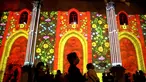 Orang-orang menikmati pertunjukan Lisbon Under Stars di Reruntuhan Gereja Carmo di Lisbon, Portugal (26/8/2020). Pertunjukan ini akan berlangsung hingga 31 Oktober merupakan pertunjukan multidisiplin yang bertujuan untuk meningkatkan budaya dan warisan Lisbon. (Xinhua/Pedro Fiuza)