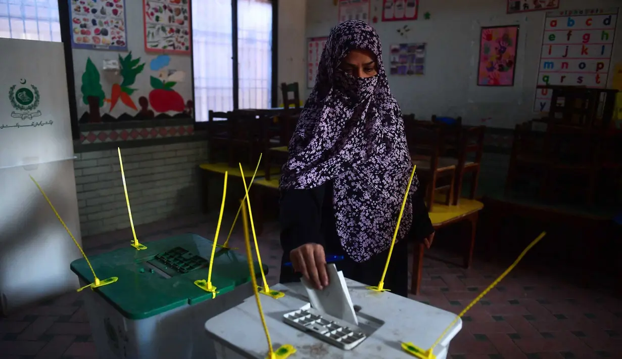 Seorang perempuan memberikan suaranya dalam pemilihan umum nasional Pakistan di Karachi pada tanggal 8 Februari 2024. (Asif HASSAN/AFP)