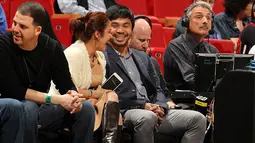 Manny Pacquiao saat menyaksikan pertandingan NBA antara Miami Heat dan Milwaukee Bucks, AS, Rabu (28/1/2015). (Dailymail)