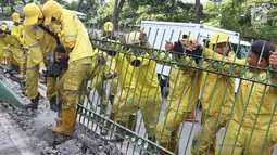 Petugas Dinas Bina Marga membongkar pagar dan sepatator di Jalan Galunggung, Jakarta, Kamis (10/1). Pembongkaran dilakukan guna menghilangkan batas antar jalur sehingga diharapkan dapat mengurai simpul kemacetan. (Liputan6.com/Immanuel Antonius)