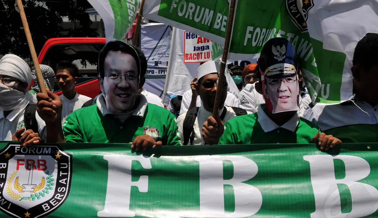 Ribuan massa dari FPI dan FBB membawa spanduk dan umbul-umbuldi depan Gedung DPRD DKI Jakarta, (24/9/14). (Liputan6.com/Johan Tallo)  