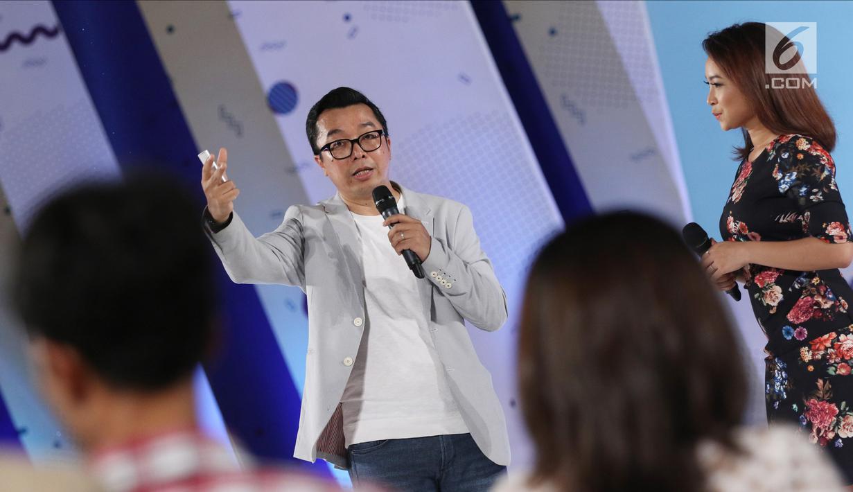 Direktur Indonesia Entertainment Production (IEP) Indra Yudhistira berbicara dalam Emtek Goes To Campus 2018 di Universitas Gadjah Mada, Yogyakarta, Rabu (17/10). Indra berbagi cerita tentang produksi di SCTV dan Indosiar. (Liputan6.com/Herman Zakharia)