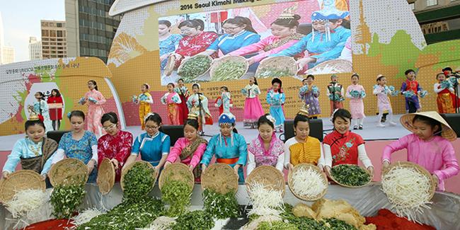 Anak-anak dari berbagai negara ramai-ramai mencampurkan bahan-bahan untuk membuat kimchi. | Foto: copyright korea.net