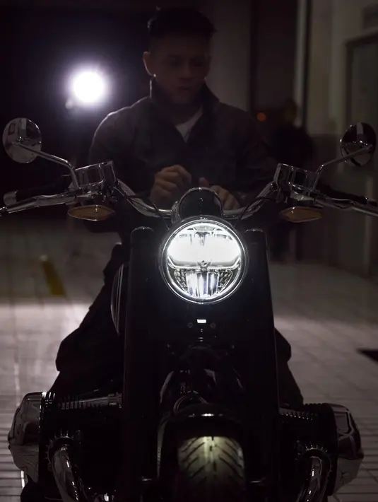 Kala itu, Ariel yang masih duduk di bangku sekolah memanfaatkan garasi rumahnya untuk membuka bengkel sepeda tersebut. Jadi, jika teman-temannya mengalami kerusakan pada sepedanya bisa dibawa ke kediaman Ariel. (Instagram/arielnoah)