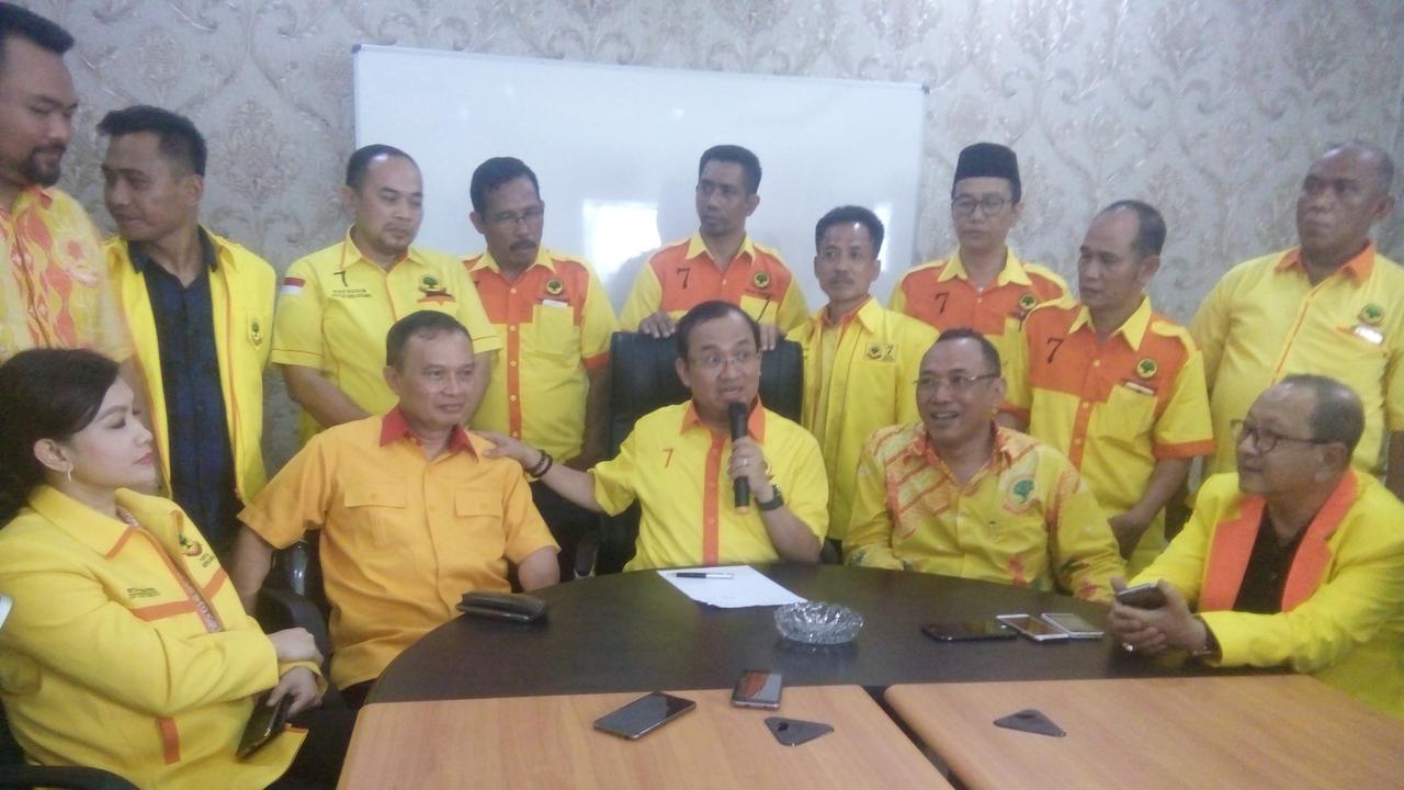 Sekjen Partai berkarya, Priyo Budi Santoso, bersama kader partai