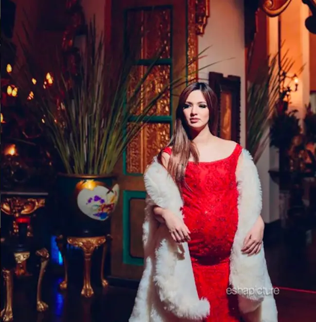 Mama muda harus tetap gaya seperti Nia Ramadhani. (ramadhaniabakrie/instagram)