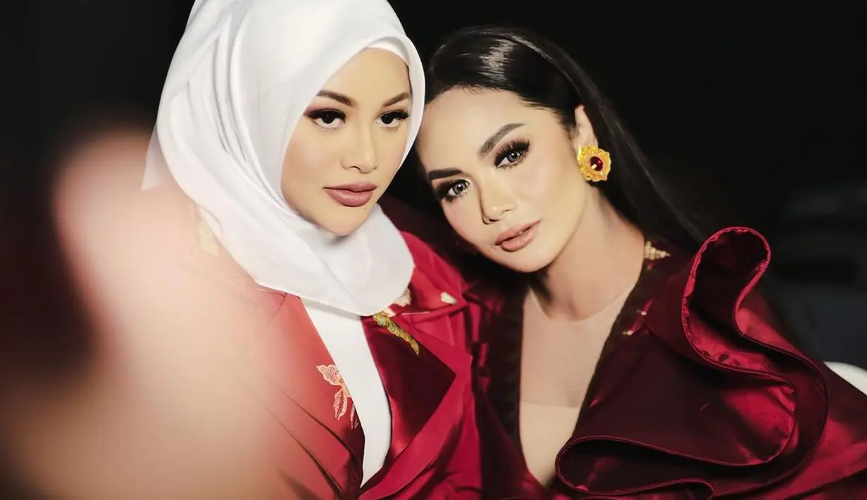 Aurel memakai gaun bernuansa etnik rancangan Didi Budiardjo dan KD mengenakan dress merah dari desainer Danny Satriadi (Instagram @attahalilintar @attaeyes)