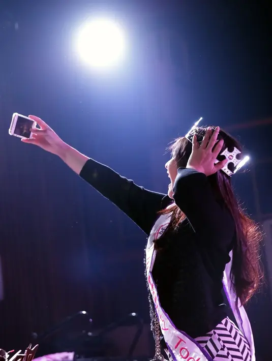 Setelah dinobatkan sebagai Aktris Terfavorit suasana hati langsung berubah. Gembira, apalagi setelah keluar gedung usai menghadiri acara penghargaan Panasonic Gobel Awards 2016 tersebut. (Bambang E. Ros/Bintang.com)