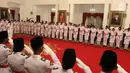 Anggota Pasukan Pengibar Bendera Pusaka (Paskibraka) memberi hormat kepada Presiden Joko Widodo saat dikukuhkan di Istana Negara, Jakarta, Kamis (15/8/2019). Sebanyak 68 anggota Paskibraka tersebut akan bertugas pada upacara HUT ke-74 RI. (Liputan6.com/Angga Yuniar)