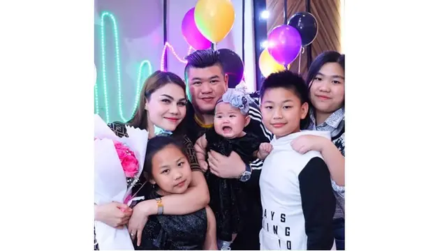 Momen perayaan ulang tahun DJ Butterfly bersama dengan keluarga kecilnya.