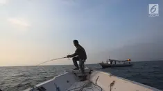 Anggota Jurnalis Joran Indonesia (jojoners) memancing dalam kegiatan Sahur on The Boat ke-4 di kawasan perairan Karang Antu, Banten, Minggu (4/6). Kegiatan ini digelar oleh komunitas Jojoners yang diisi berbagai kegiatan. (Foto dok. Jojoners)