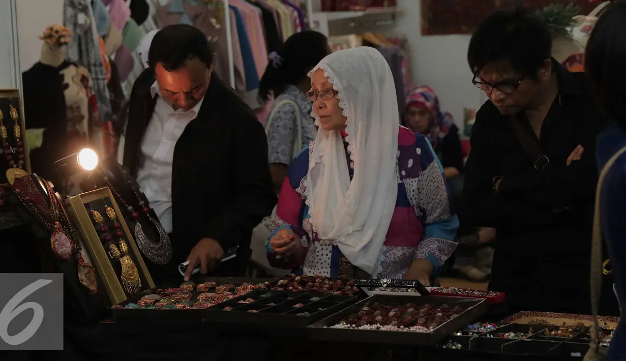 Pengunjung memilih aksesoris saat Pameran Pangan Nusa dan Produk Dalam Negeri Nasional 2015, Jakarta, Kamis (5/11). Jelang berlangsungnya Masyarakat Ekonomi ASEAN (MEA) produk Indonesia diharapkan dapat bersaing. (Liputan6.com/Angga Yuniar)