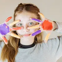 Salah satu pendekatan yang semakin banyak digunakan oleh terapis dan pendidik adalah aktivitas berbasis visual. Melalui gambar dan warna, anak dapat mengekspresikan apa yang mereka rasakan tanpa harus merasa tertekan untuk berbicara.  Apa Itu Aktivitas Color Your Feelings?
(foto/dok: freepik)