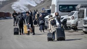 Kekhawatiran akan meluasnya perang dalam skala penuh memicu warga Iran untuk mencari keamanan di negara tetangga, khususnya melalui perbatasan darat menuju Provinsi Van, Turki. Tampak dalam foto, warga negara Iran menunggu bus di Turki setelah melewati perbatasan Kapikoy/Razi di Provinsi Van, Turki timur laut, pada Selasa 3 Maret 2026, sehari setelah kedua negara tersebut secara bersama-sama menangguhkan penyeberangan harian di perbatasan mereka karena serangan Israel-Amerika Serikat yang terus menghantam wilayah Republik Islam tersebut. (Ali IHSAN OZTURK/AFP)
