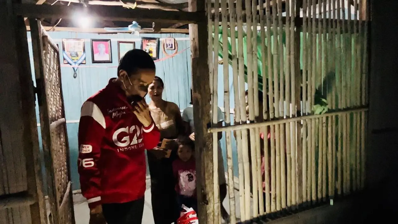 mengunjungi beberapa rumah warga di Lorong Winirai Gang Kaget, Kabupaten Ende. Dengan mengenakan jaket merah berlambang G20, Jokowi menyapa langsung para warga dan memberikan bantuan berupa sembako.