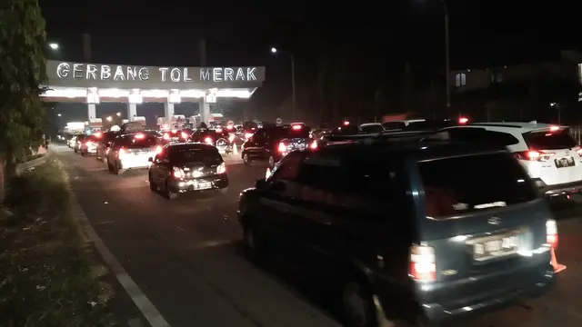 Kendaraan Mulai padat, Puncak Arus Mudik di Tol Merak Diprediksi H-3 Lebaran. (Liputan6.com/Yandhi Deslatama)