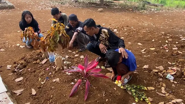 Keluarga korban saat berziarah ke makam Dini Sera Afrianti, di Sukabumi. Dini dikabarkan tewas dianiaya pacarnya anak Anggota DPR RI (Liputan6.com/Istimewa)