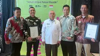 Manajemen PT Berau Coal berfoto bersama dengan Gubernur Kaltim Isran Noor usai menerima penghargaan dua proper emas dan satu proper hijau.