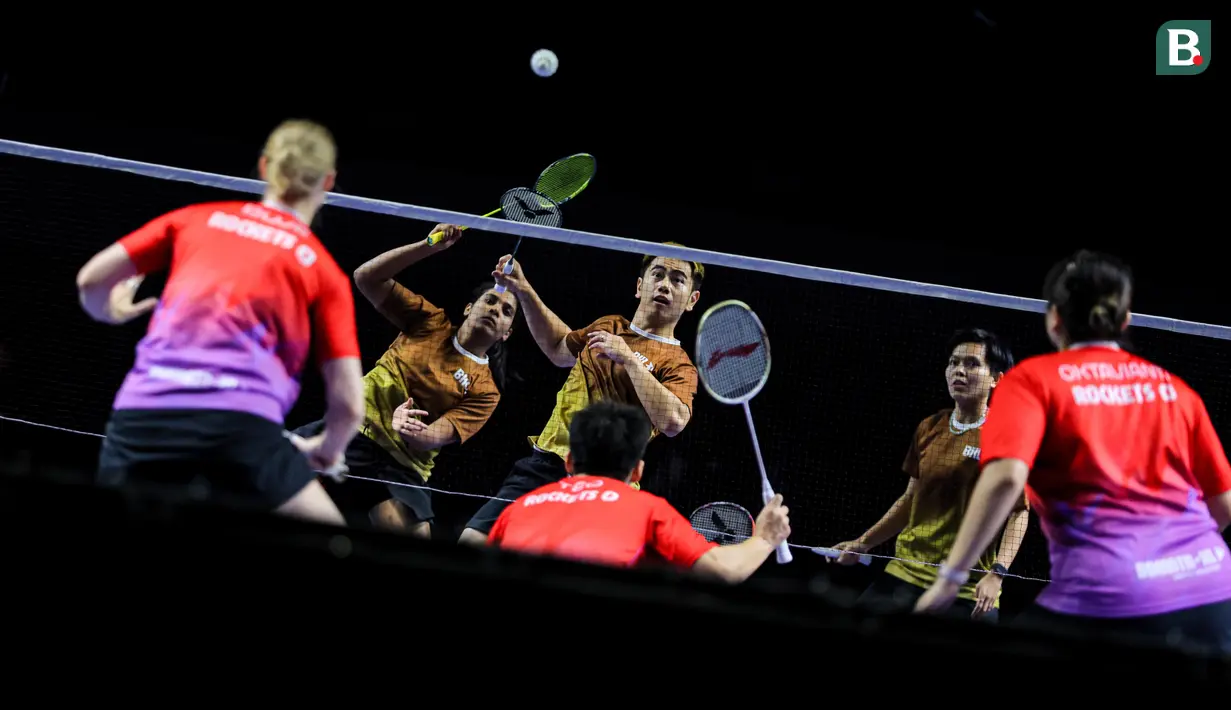 Tim Hurricanes berusaha mengembalikan kok ke arah tim Rockets dalam laga final Badminton XL 2025 yang berlangsung di Istora Senayan, Jakarta, Minggu (05/10/2025). (Bola.com/Bagaskara Lazuardi)