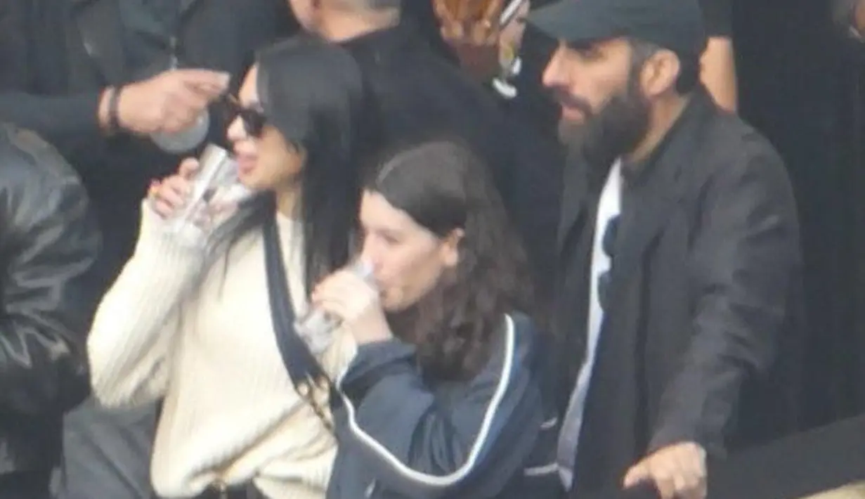 Dua Lipa terlihat menonton konser Beyonce di Tottenham Hotspur Stadium London dengan pakaian kasual nuansa monokrom.