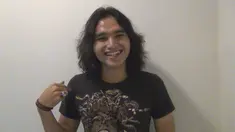 Aktor pendatang baru Roman D Man gelagapan ketika rambutnya disamakan dengan penyanyi wanita cantik, Raisa.