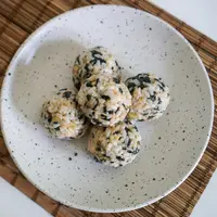 Ilustrasi bola-bola nasi Korea./Copyright shutterstock.com/g/NeedSwanya