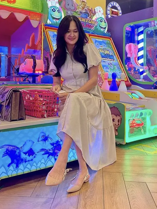 Pemilik nama lengakap Donna Frederika Rubyanti  ini tampil semakin awet muda dengan dress lengan ballonya. Dikombinasikan dengan sandal yang membuatnya tampak feminim (@donnaharunofficial)