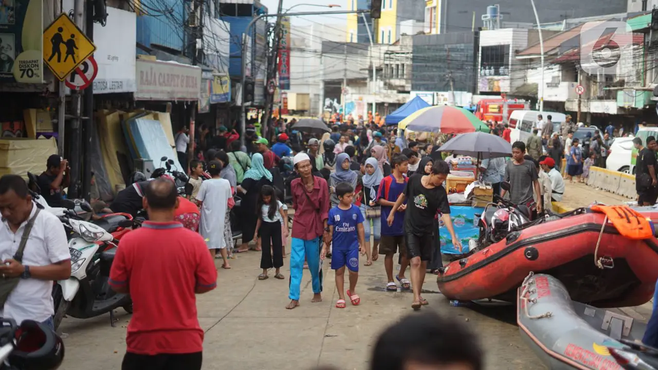 Banjir Belum Surut, Jalan Jatinegara Barat Dipenuhi Kendaraan dan Pengungsi
