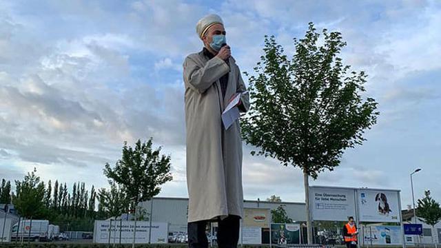 Pakai Lapangan Parkir, 700 Orang di Jerman Salat Id Berjamaah Sambil Social Distancing