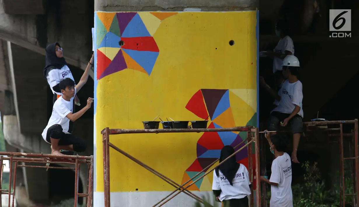 Siswa SMK N 46 Jakarta menggambar mural di bawah kolong jalan layang non tol Kasablangka, Jakarta, Jumat (1/12). Mural tersebut di lakukan untuk mempercantik kawasan tersebut. (Liputan6.com/Angga Yuniar)