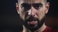 Pemain Timnas Indonesia, Jordi Amat memberikan keterangakn kepada wartawan setelah berlatih menjelang FIFA Matchday melawan Burundi di lapangan latih 2 Jakarta International Stadium (JIS), Jakarta, Kamis (23/03/2023). (Bola.com/Bagaskara Lazuardi)