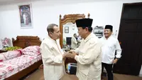 Momen Ketua Umum Partai Gerindra Prabowo Subianto bersilaturahmi ke kediaman Habib Muhammad Lutfi bin Yahya. (Istimewa)