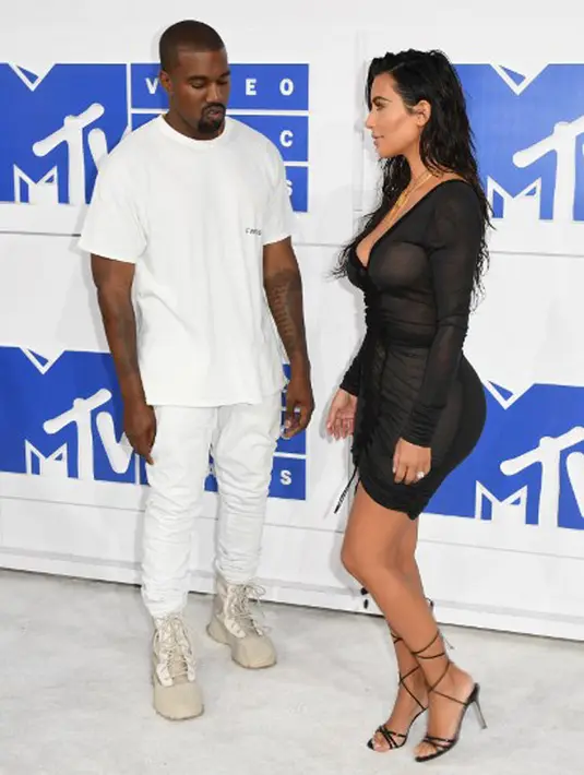 Tidak ingin hadir di acara Paris Fashion Week nampaknya menjadi hal yang wajar bagi seorang Kim. Pasalnya tragedy perampokan beberapa waktu lalu terjadi usai dirinya menghadiri acara tersebut. (AFP/Bintang.com)