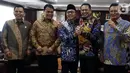 Ketua MPR Bambang Soesatyo (kedua kanan) dan Wakil Ketua MPR Zulkifli Hasan (tengah), Fadel Muhammad (kiri) serta Ahmad Basarah (kedua kiri) berfoto bersama sebelum rapat perdana pimpinan MPR periode 2019-2024 di Kompleks Parlemen Senayan, Jakarta, Rabu (9/10/2019). (Liputan6.com/Johan Tallo)