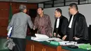 Suryadharma Ali (kedua kiri) berjabat tangan dengan Anggito Abimanyu di Pengadilan Tipikor, Jakarta, Senin (26/10/2015).  Anggito menyatakan PPP merupakan partai yang paling banyak mendapat jatah kuota haji. (Liputan6.com/Helmi Afandi)