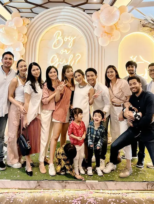 Jessica Mila tampil cantik dengan rambut digulung ke belakang, menyisakan beberapa helai sebagai poni untuk membingkai wajahnya. [Foto: Instagram]