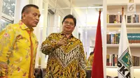 Ketum Partai Golkar Airlangga Hartarto (kanan) bersama Sekjen Partai Golkar Lodewijk Freidrich Paulus saat silaturahmi ke DPP PKB di Jakarta, Rabu (4/7). Pertemuan membahas koalisi partai pendukung Jokowi di Pilpres 2019. (Liputan6.com/Herman Zakharia)