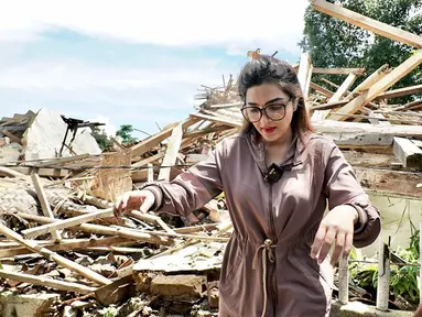 Melalui akun Instagram, Ashanty terlihat terjun langsung ke lokasi gempa Cianjur, Jawa Barat. Tampil sederhana, Ashanty turut melihat rumah-rumah warga yang terdampak gempa pada 21 November 2022 lalu. (Liputan6.com/IG/@ashanty_ash)