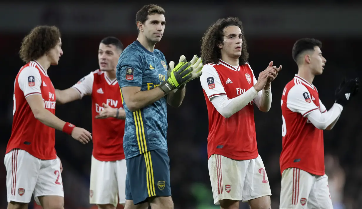 Para pemain Arsenal merayakan kemenangan setelah bertanding melawan Leeds United pada pertandingan Piala FA di Emirates Stadium, Inggris (6/1/2019). Kemenangan ini membawa The Gunners ke babak keempat dan menghadapi Bournemouth. (AP Photo/Kirsty Wigglesworth)