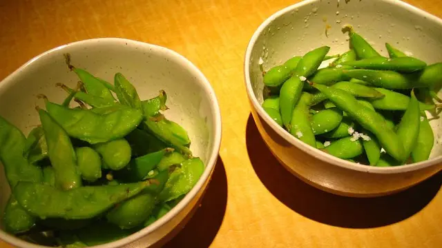 Dua mangkuk kacang edamame