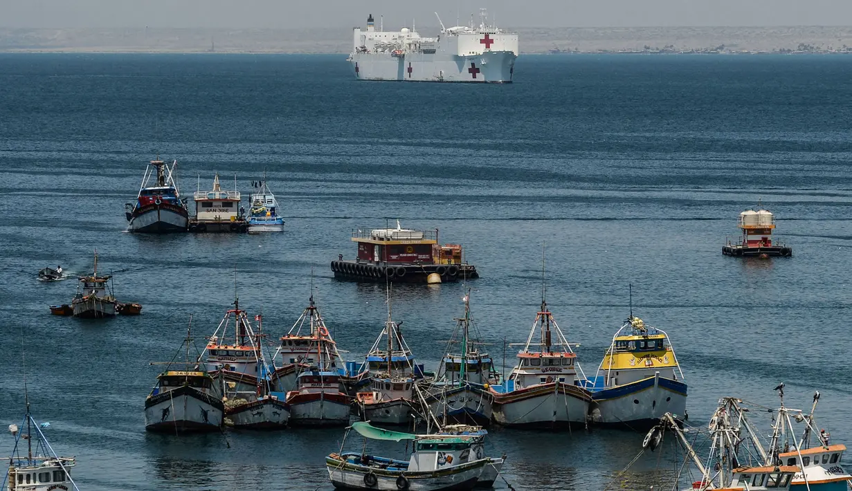 Pemandangan kapal rumah sakit Angkatan Laut AS USNS Comfort (belakang) yang berlabuh di pelabuhan Paita, wilayah Piura, Peru, 5 November 2018. Lebih dari 5.000 orang, termasuk imigran Venezuela dirawat oleh personel AS. (ERNESTO BENAVIDES / AFP)
