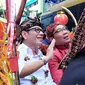 Menteri Pariwisata dan Ekonomi Kreatif Wishnutama Kusubandio dan Gubernur Jawa Barat Ridwan Kamil menghadiri gelaran Bogor Street Festival Cap Go Meh di Kota Bogor, Sabtu (8/2/2020). (Liputan6.com/Achmad Sudarno)