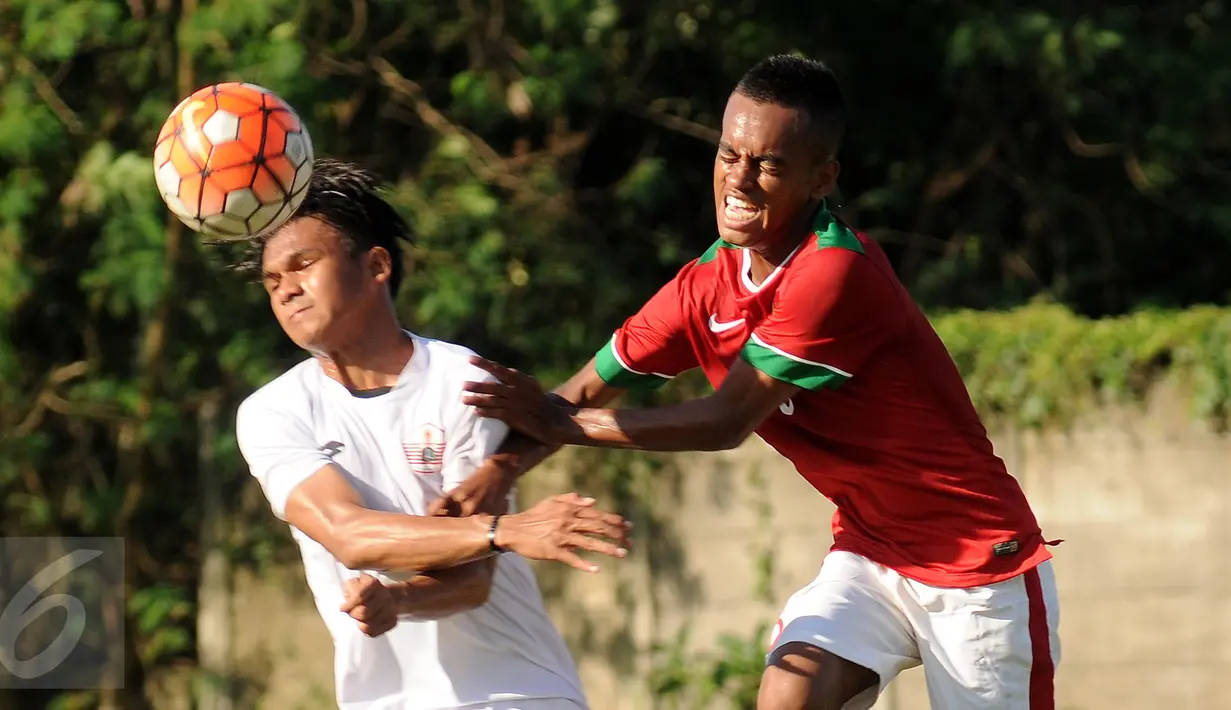 Pemain seleksi Timnas Indonesia U-19 berebut bola dengan pemain PON DKI Jaya saat laga uji coba kedua di NYTC Sawangan, Sabtu (6/8/2016). Pemain seleksi Timnas U-19 takluk dari PON DKI Jaya 0-1. (Liputan6.com/Helmi Fithriansyah)
