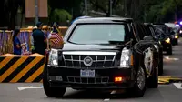 Iring-iringan mobil yang membawa Presiden AS, Donald Trump meninggalkan Hotel Shangri-La, Singapura, Selasa (12/6). Trump dan pemimpin Korea Utara, Kim Jong-un akan bertemu dalam KTT Korea Utara-AS di Hotel Capella, Pulau Sentosa. (AP/Gemunu Amarasinghe)